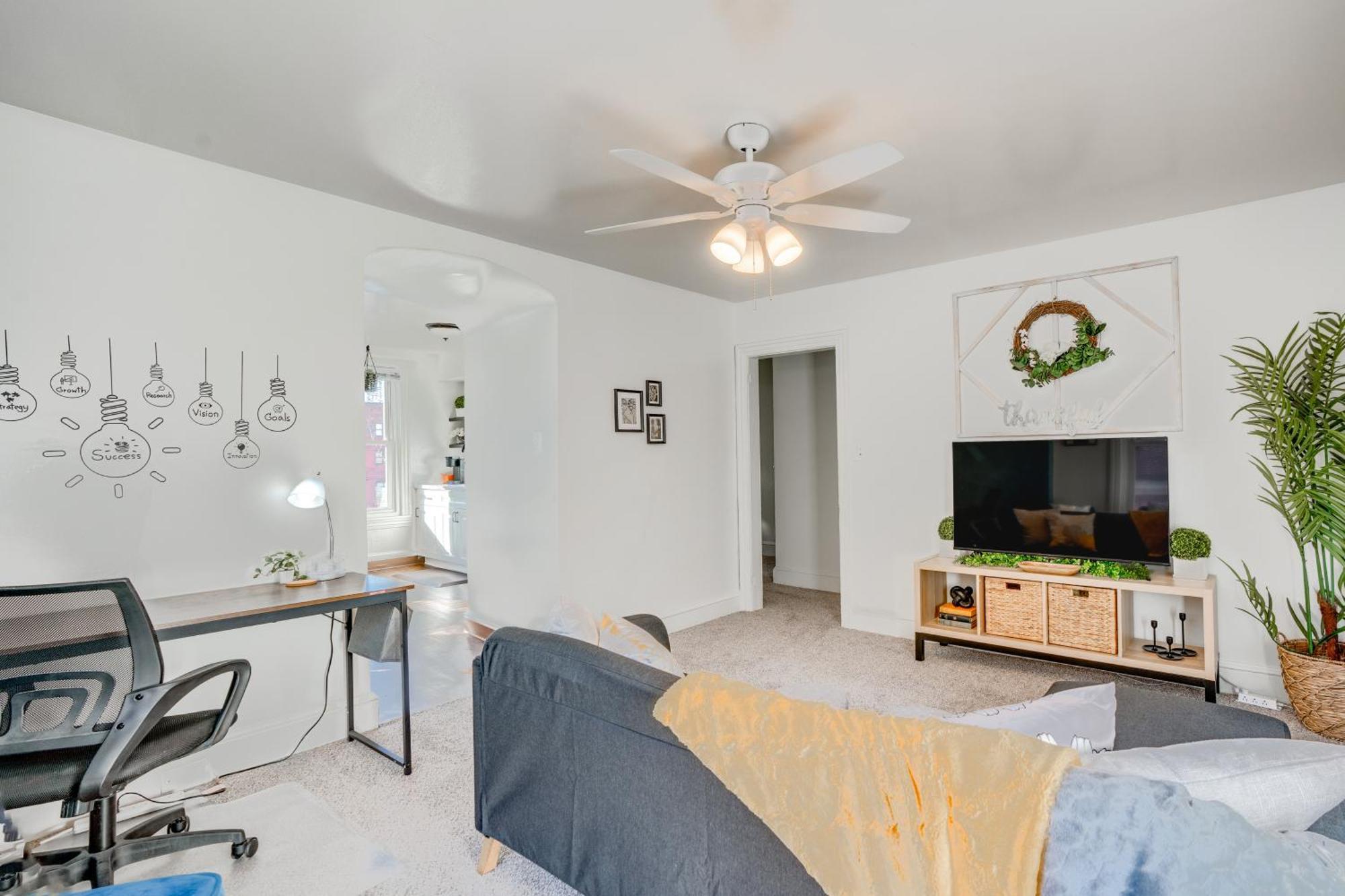 Charming - Walk To Town! Apartment *